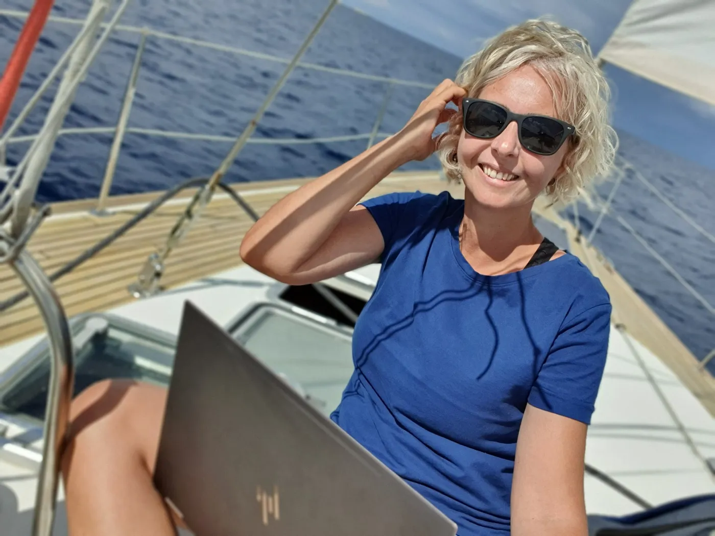Anita Falamić radi na laptopu dok jedri